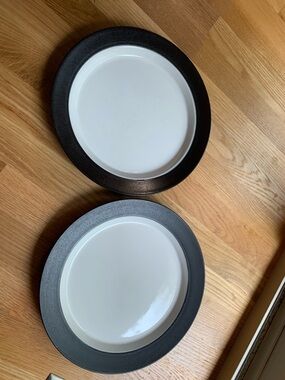 Classic White Center Dinner Plate with Dark Rim